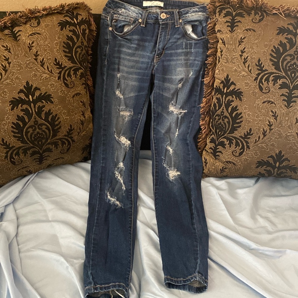 Medium blue ripped jeans made by the brand Kancan with the size 24 in women